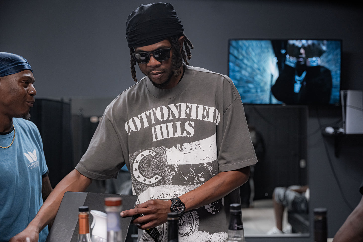 COTTON FIELD HILLS MILITIA/ LISTEN TO QUE HEFFE TEE (GREY)