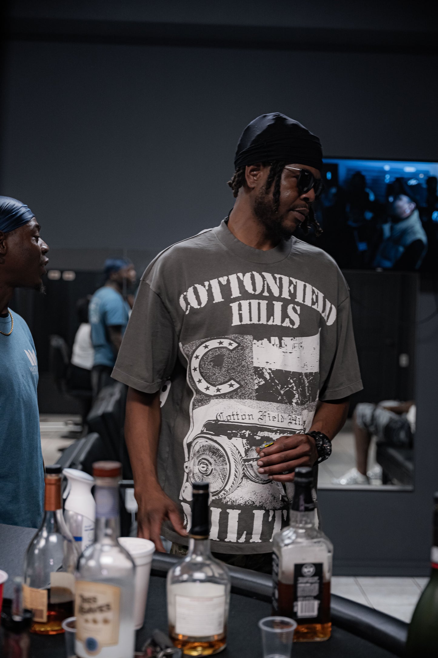 COTTON FIELD HILLS MILITIA/ LISTEN TO QUE HEFFE TEE (GREY)