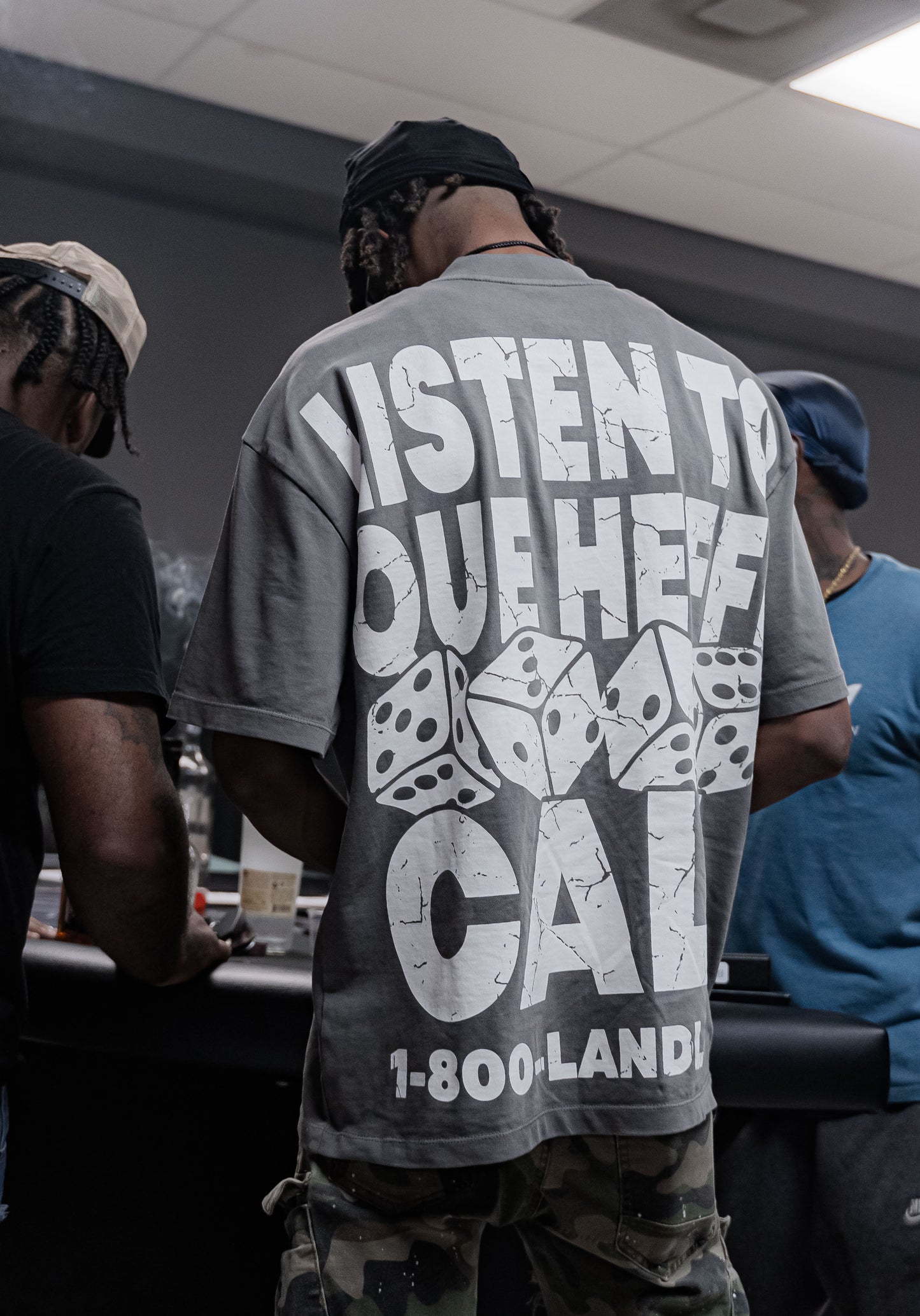 COTTON FIELD HILLS MILITIA/ LISTEN TO QUE HEFFE TEE (GREY)