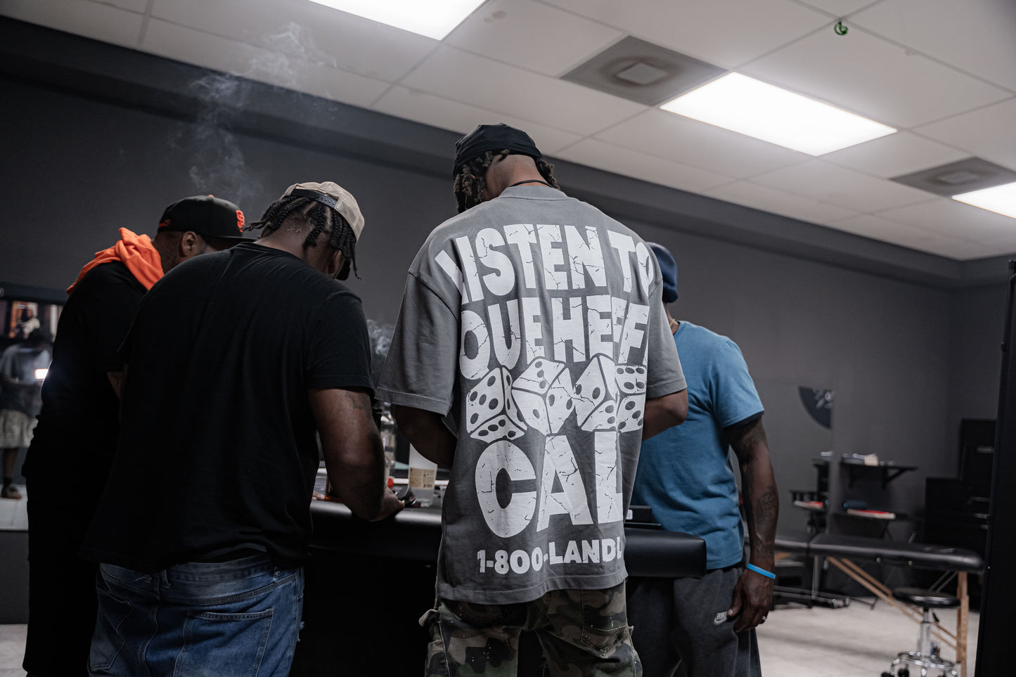 COTTON FIELD HILLS MILITIA/ LISTEN TO QUE HEFFE TEE (GREY)