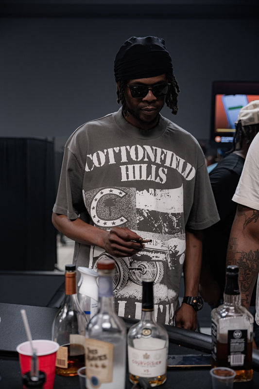 COTTON FIELD HILLS MILITIA/ LISTEN TO QUE HEFFE TEE (GREY)
